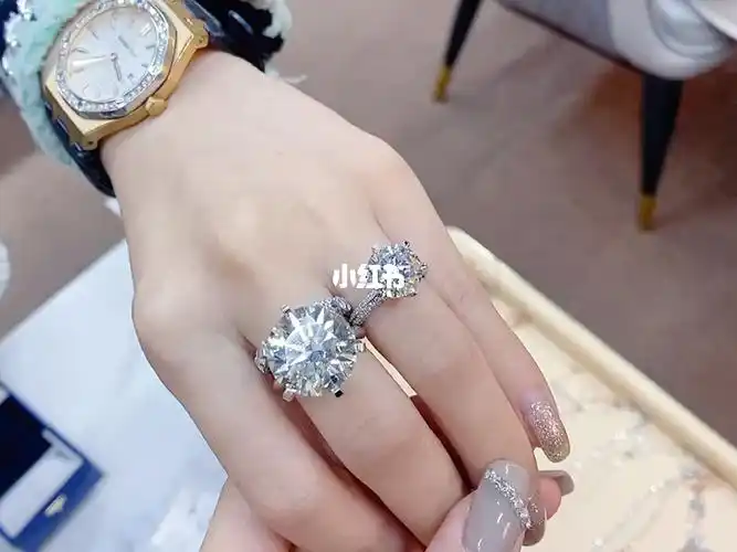 15克拉与4克拉钻戒