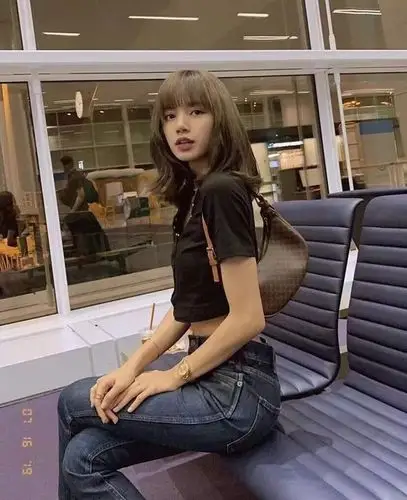 9999lisa的露单边手臂西装裙造型再一次告诉女生们_圈子-新氧美容