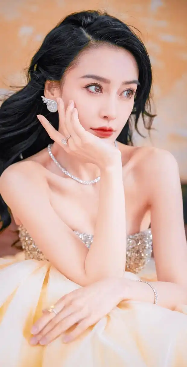 angelababy 金色礼服长裙:优雅灵魂的内娱美人