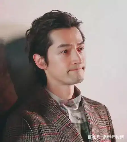 胡歌新发型"卷发背头",潮男必备款