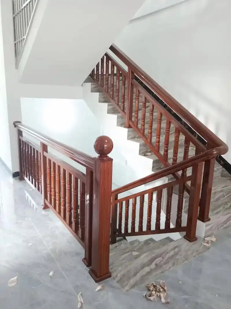 铝合金扶手,柚木色#楼梯扶手安装效果图 #铝扶手 #施工现场 - 抖音