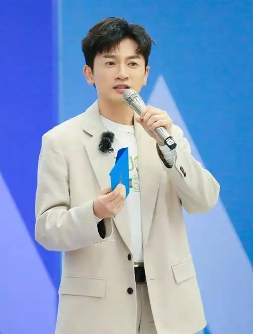 苏有朋新造型参加节目,身穿休闲西服又做中分烫发,这颜值哪像45_发型