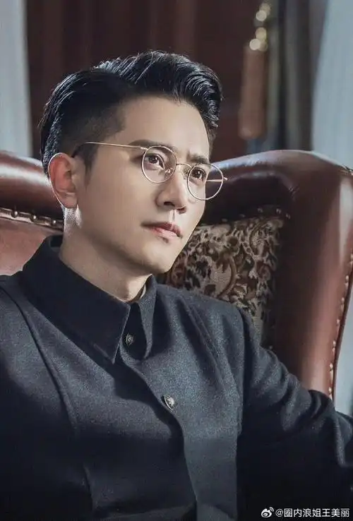 彭冠英金丝眼镜#彭冠英霸总西装77金丝眼镜斯文败类感拉满!