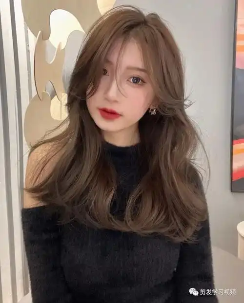 女生烫了大卷发型,一头唯美的披肩长发**具女人味也**惹眼