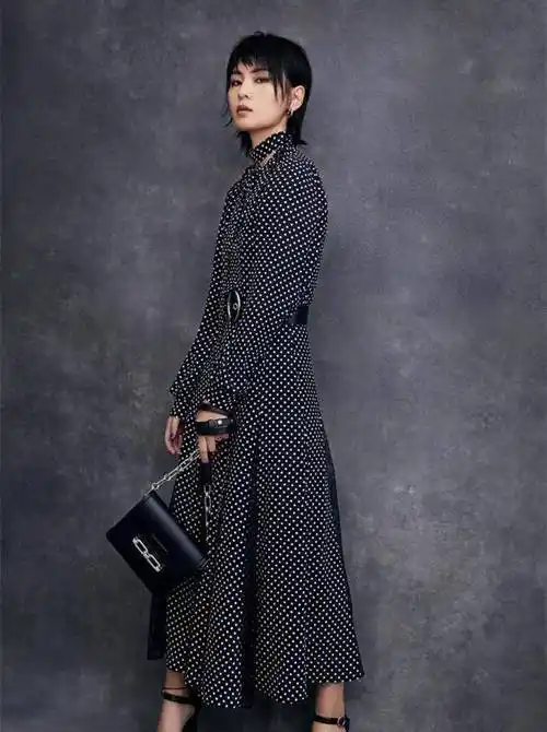 周笔畅因穿衣保守被人忽视,杨幂却被人"紧紧握住了手"!