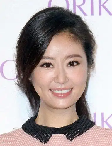 同样是悄无声息的,林心如的牙齿变得整齐好看,配上甜甜的酒窝,迷倒