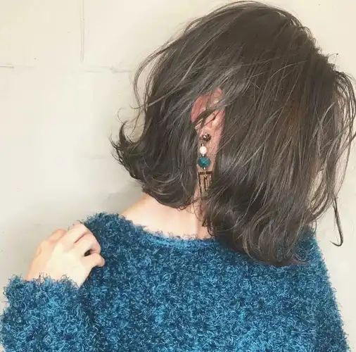 中发"发尾烫"中分得露额头也很爆火,轻盈空气感的卷发搭配染发更显