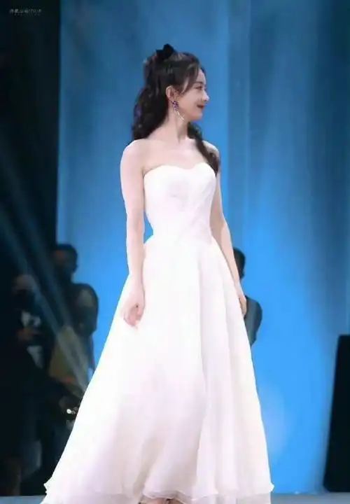 赵丽颖给生活比个耶##赵丽颖的黑色手套##赵丽颖的黑色手套