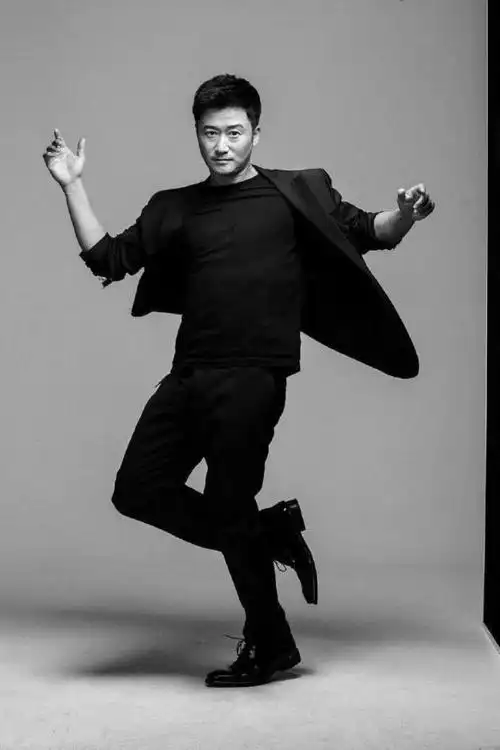 吴京从小就练武,当然他的身材也是好到爆,他是典型的"穿衣显瘦脱衣有