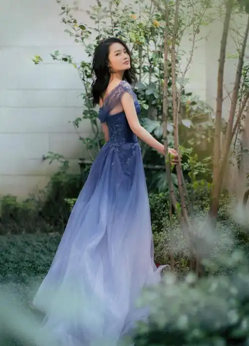 李沁出席活动,身着淡蓝色斜肩礼服,春日浪漫仙子,唯美优雅!