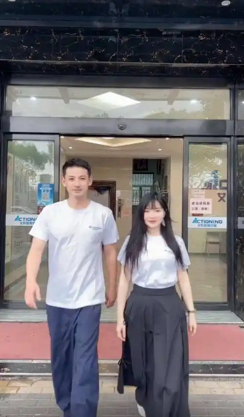 老公穿情侣装拍片…另一半不是她_吕一_钱泳辰_何艾