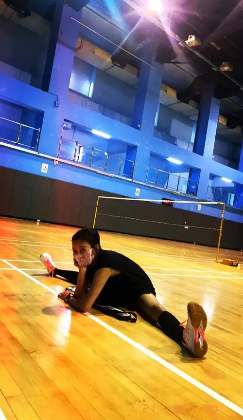 陈意涵晒球场运动照 孕期也练一字马自律满分!