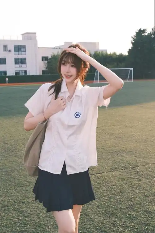 穿上喜欢的校服在学校里拍照真的很有氛围感