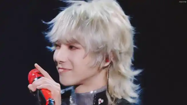 华晨宇白色狼尾造型##华晨宇非凡之夜连唱三首
