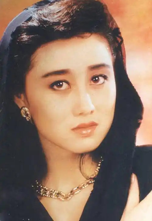 当李连杰把7200万的支票交到利智手上的时候,利智因为何老大而伤伤