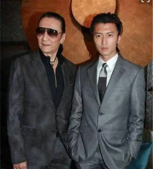 众所周知,谢霆锋的父亲名叫谢贤,年轻的时候就是一个潇洒才子,现在