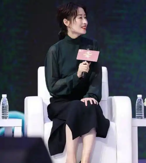 原创44岁刘敏涛身材凹凸有致完美诠释女人味眼角眉梢皆是风情