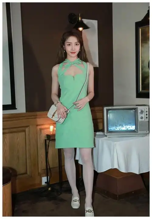 24岁姜贞羽有点甜穿薄荷绿长裙配披肩卷发清新又浪漫