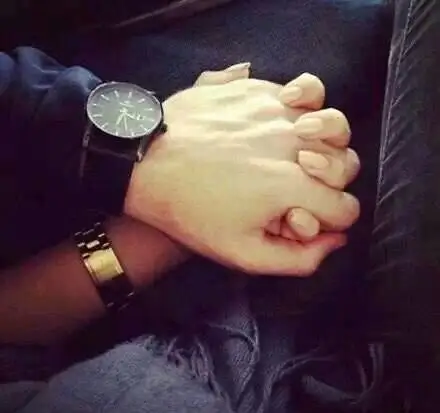 车上手牵手情侣唯美图片