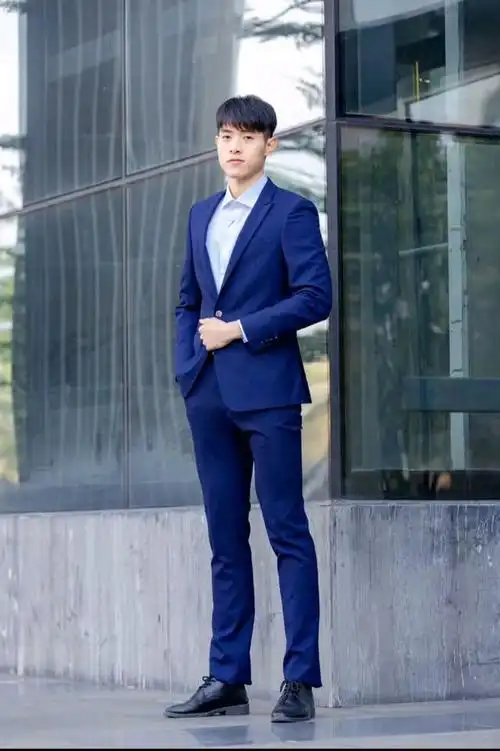 白衬衫正装帅哥,黑皮鞋搭黑袜,魅力帅