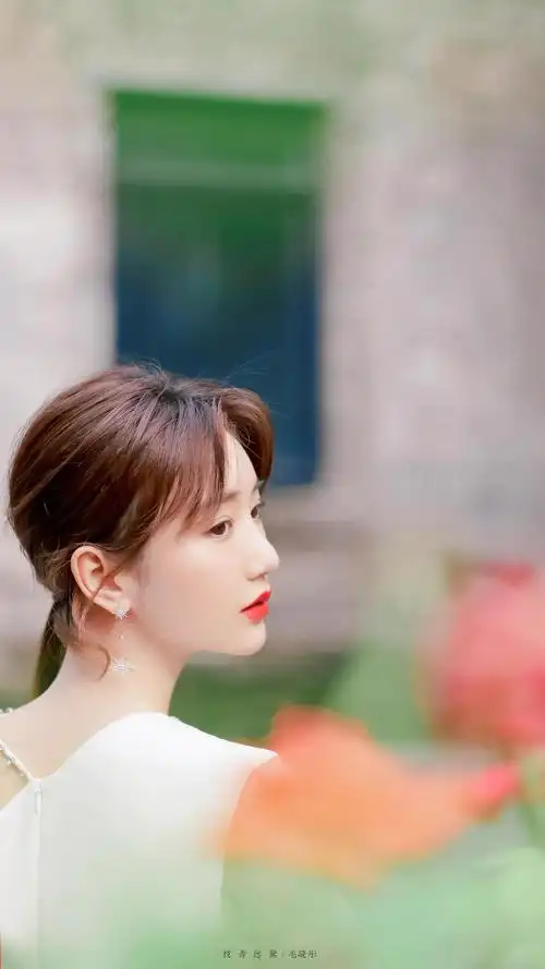 毛晓彤身穿纯白斜肩连衣裙独特设计的剪裁勾勒优越的身材曲线