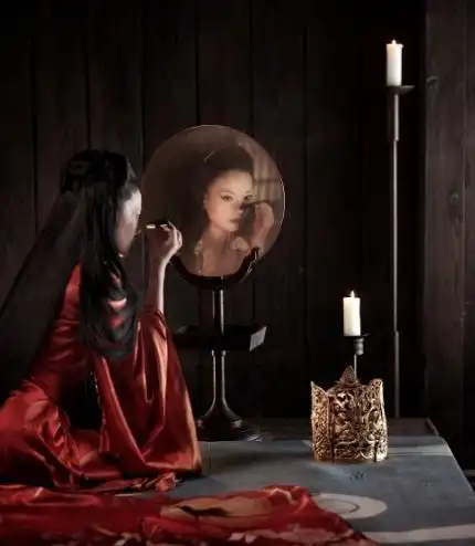 清朝一幅无名女鬼图,放大10倍后看她在干什么?网友:不敢看