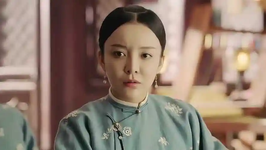 延禧攻略:吉祥求人无果,璎珞看着时间将自己刺绣给吉祥,吉祥感动