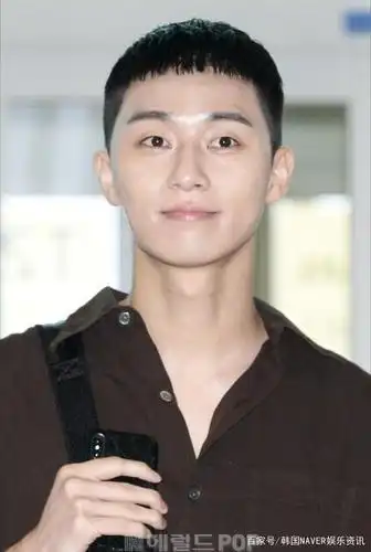 朴叙俊:因海外日程需要出国,剪了短发更加帅气有型!