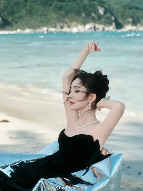 杨幂墨绿色抹胸礼服裙