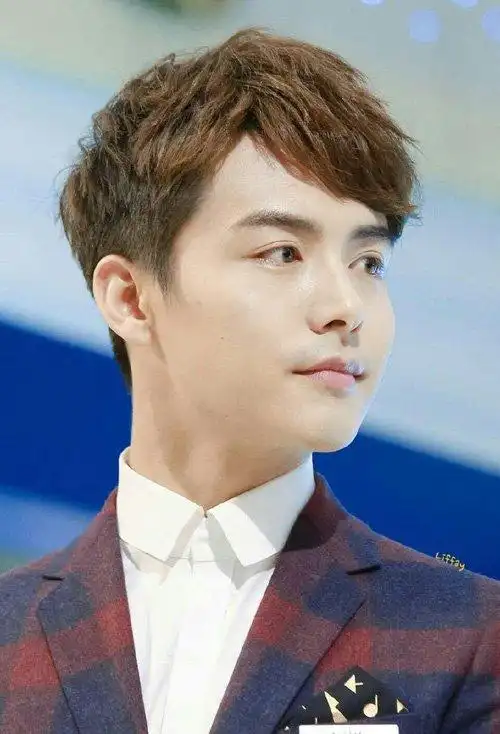 瘦脸男生适合剪的斜刘海 个性有范的男生短发大全