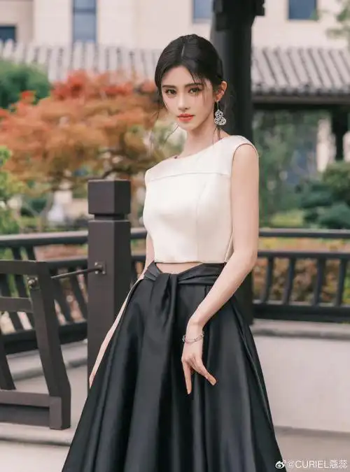 歌手,演员鞠婧祎超话身着#curiel蔻蕊#fw24 opera系列violetta礼服