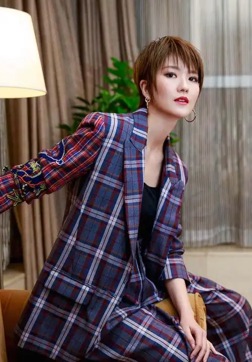 蔡淳佳短发写真清新迷人西装阔腿裤前卫帅气