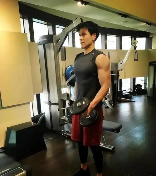 彭于晏,这位常年坚持健身的男士,尽管如今已步入四十有余的年纪.