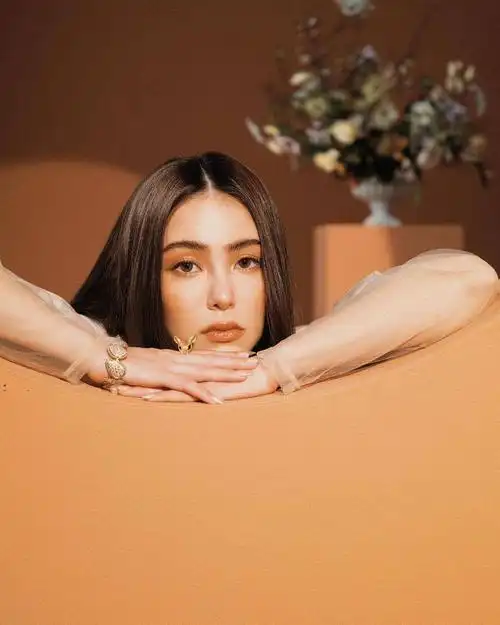 昆凌时尚杂志封面刊大片,长直发十分温柔,多套造型演绎可甜可盐