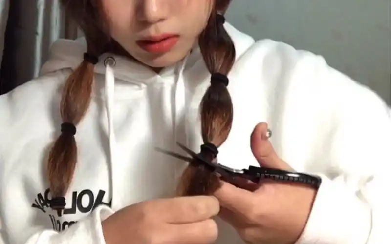 放假不出门在家自己剪头发