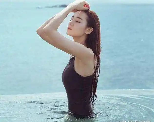 看完关晓彤的泳衣照,再看热巴的,怪不得鹿晗会喜欢关晓彤!