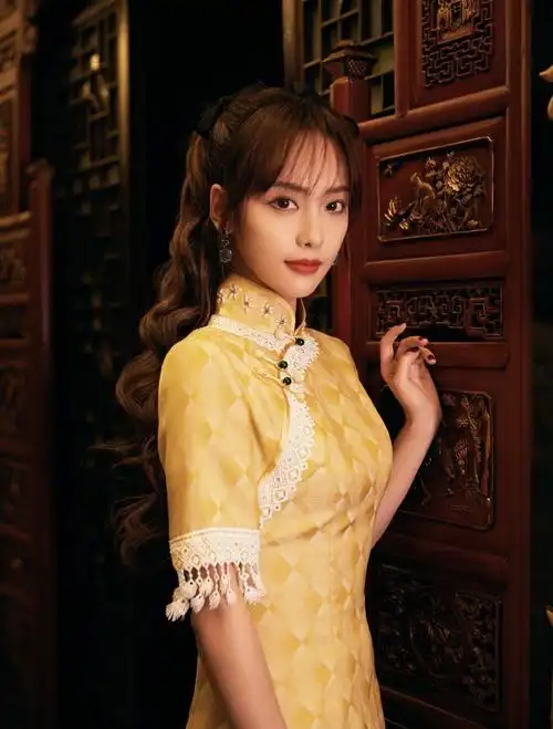 张嘉倪穿鹅黄色旗袍身材苗条 对镜甜笑眼神撩人