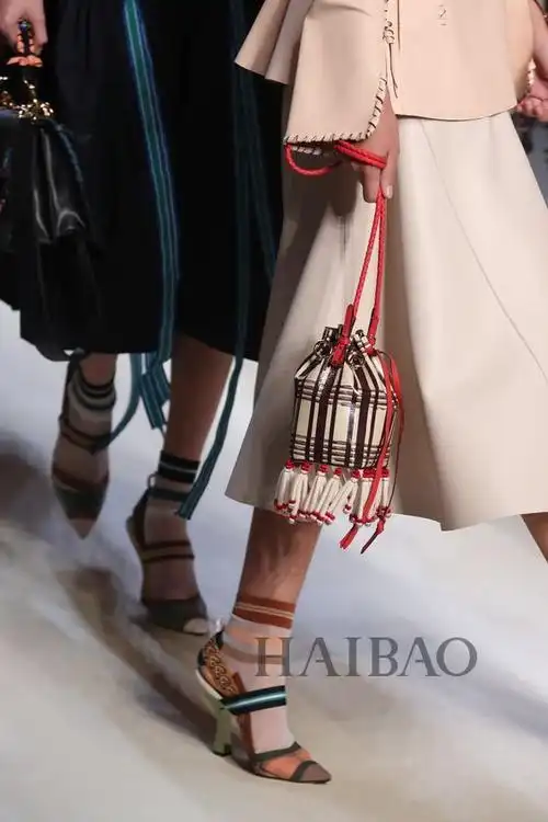 衣服加一根绳子时髦度翻倍抽绳元素这么火是时候玩捆绑play了