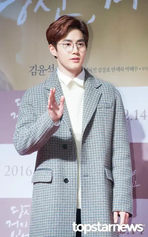 的vip试映会,本就优越的外貌因戴上金丝眼镜而更加斯文儒雅,富家