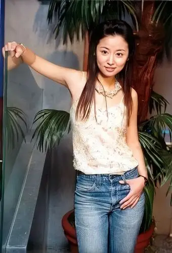 林心如早年素颜写真被修复,吊带上衣配牛仔裤打扮平淡却很养眼!_照片