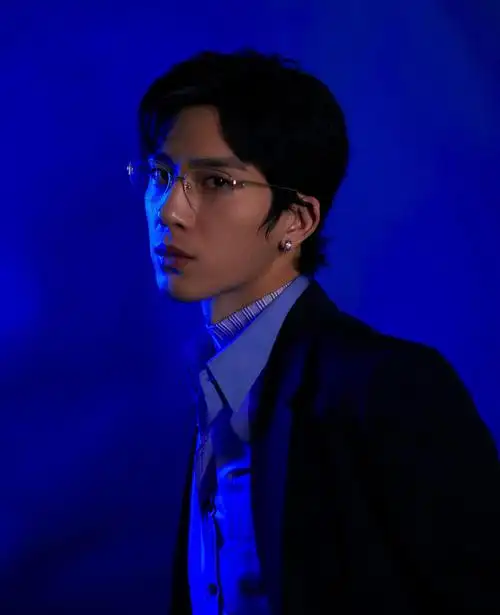 井柏然斯文眼镜杀