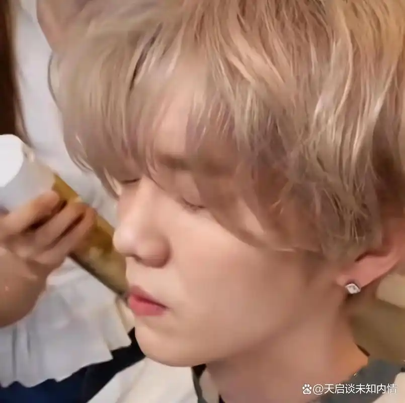 鹿晗染上粉色头发,又掀起一波热议,网友:少女心爆棚的象征