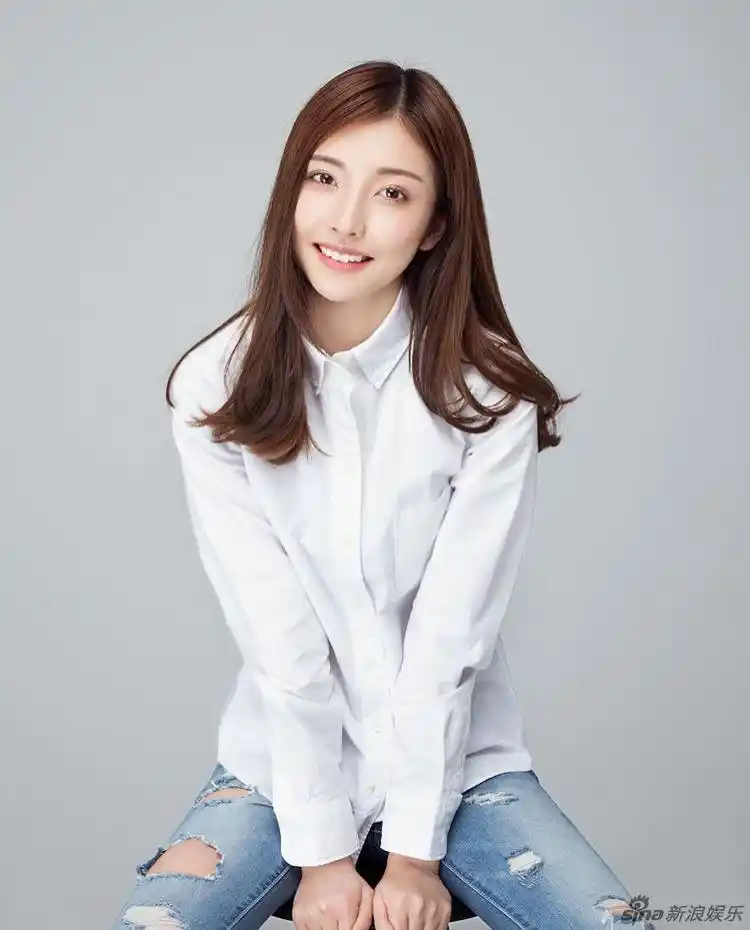 思聪总裁忙工作 女宠豆得儿随行小鸟依人