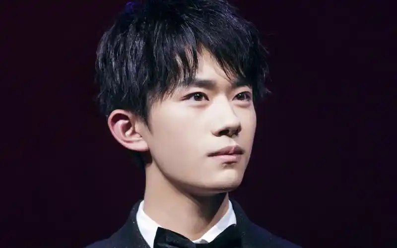 易烊千玺黑色西装帅气写真高清图片壁纸