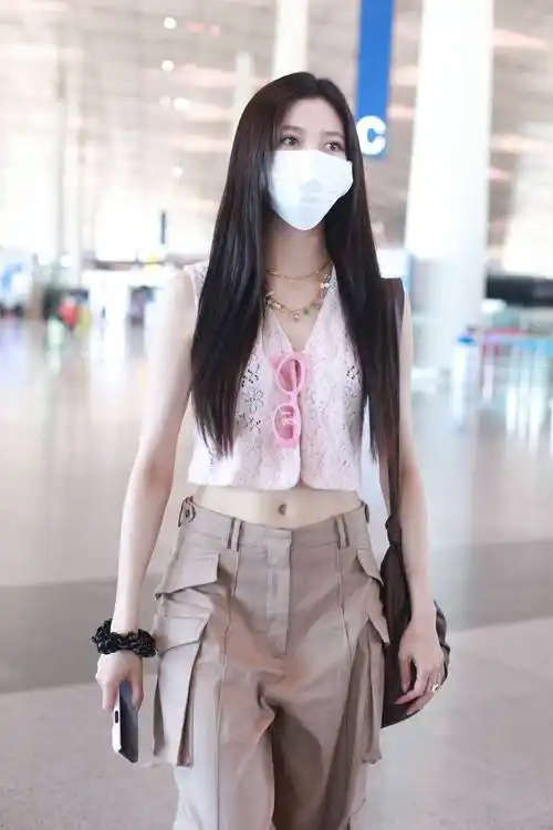 宋妍霏穿镂空马甲走机场 一头直发清新纯美变甜妹-搜狐大视野-搜狐