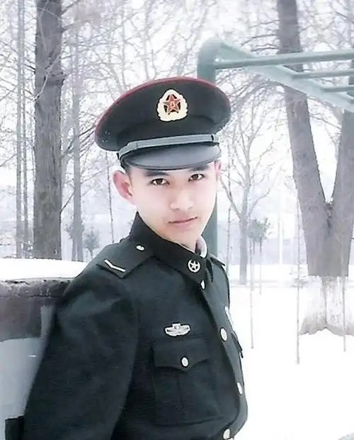 都说帅哥都在军队这话果然不假