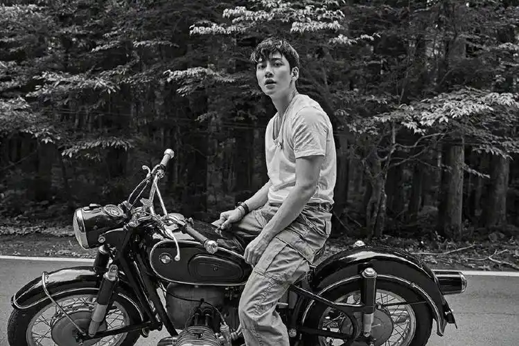 分享一组池昌旭图片给大家,图中的明星图片壁纸会点缀你的电脑桌面