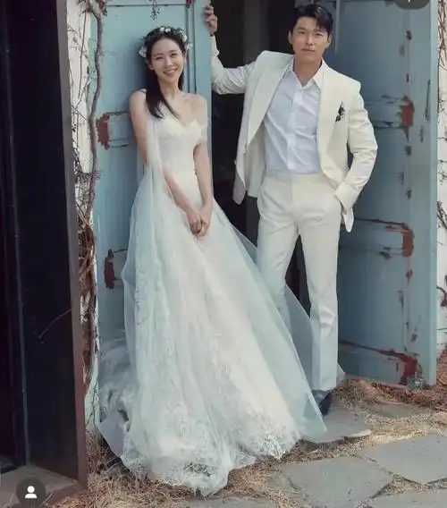 玄彬孙艺珍一家三口春游,一岁小甜豆罕露面,走路稳健全身皆名牌_腾讯