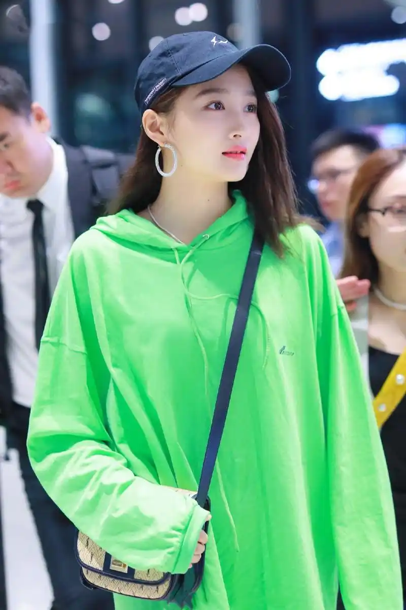 21岁关晓彤厉害了!荧光绿卫衣搭健美裤秀出大长腿,这身材真绝