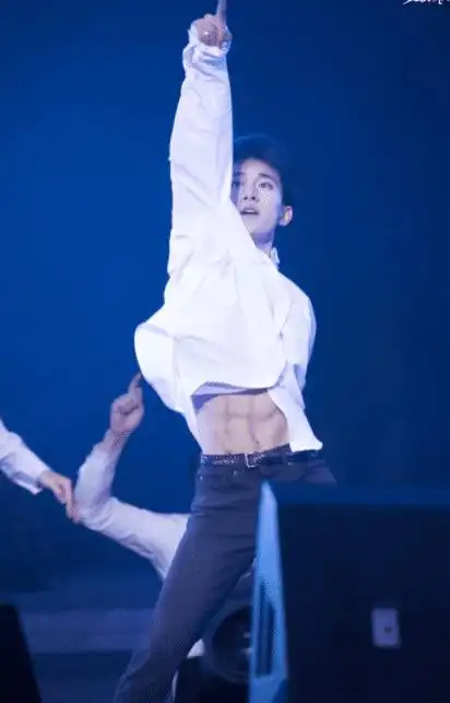 躲过了易烊千玺的精瘦肌躲过了肖战的杨柳腰却输给他的男友臂